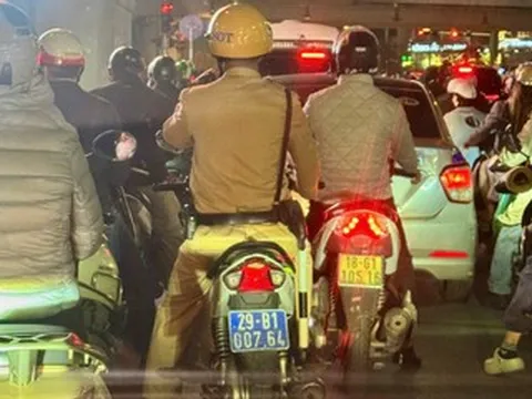 Nhận lời khẩn cầu của tài xế, đại úy CSGT nhanh chóng mở đường hỗ trợ