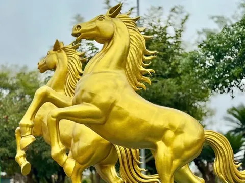 Linh vật ngựa mạnh mẽ tung vó tại Lạng Sơn trước thềm tết Bính Ngọ