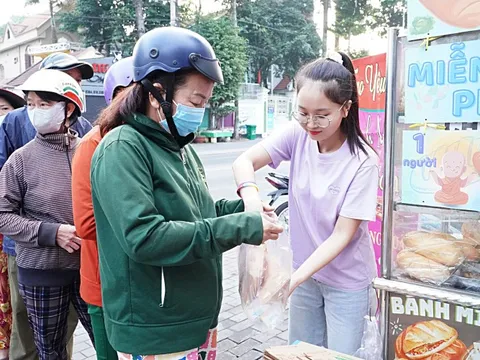 Bánh mì 0 đồng và cô giáo lớp tình thương