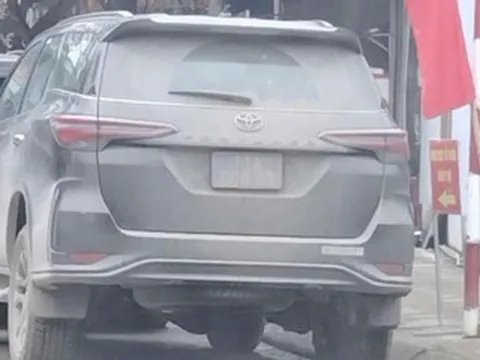 Ô tô biển xanh ở Cao Bằng đỗ sai quy định, bùn đất che lấp chữ số