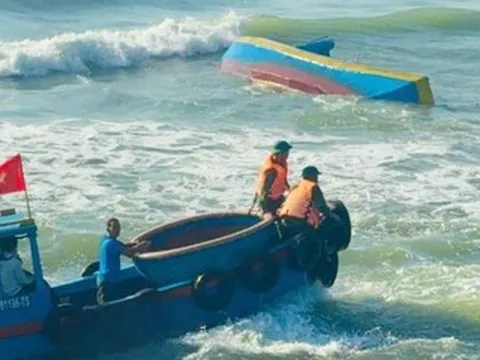 Tàu cá chở 5 người bị sóng đánh chìm ở cửa biển La Gi, thuyền trưởng tử vong