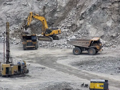 Hưởng lợi giá vàng, bạc, doanh nghiệp khoáng sản 'ăn nên làm ra'