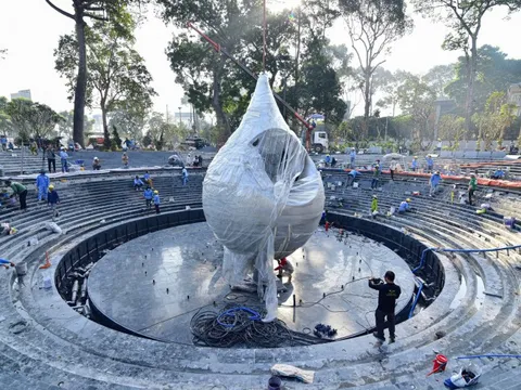 Lắp biểu trưng hình giọt nước tại công viên số 1 Lý Thái Tổ