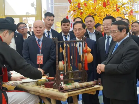Thủ tướng nếm xôi cốm, kẹo cu đơ, trải nghiệm viết thư pháp tại Hội chợ Mùa Xuân