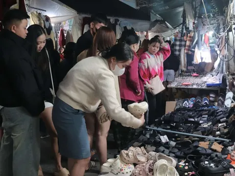 Chợ đêm Lê Duẩn nhộn nhịp cận Tết, khách đông nhưng mua sắm dè dặt