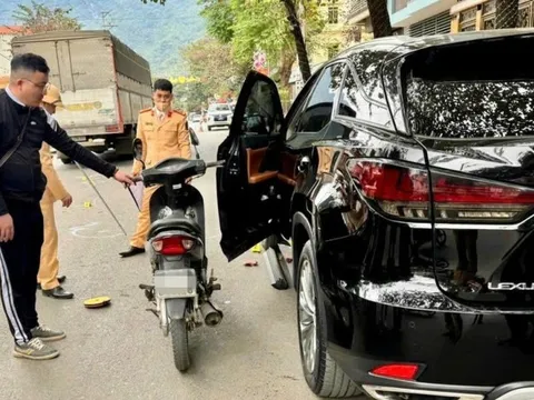 Khởi tố tài xế Lexus mở cửa ô tô khiến cháu bé tử vong