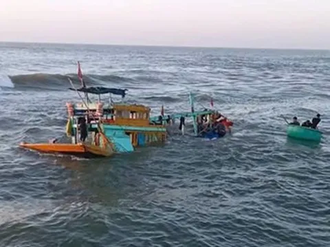 Tàu cá chở 15 thuyền viên bị sóng đánh chìm khi vừa rời bến cảng La Gi