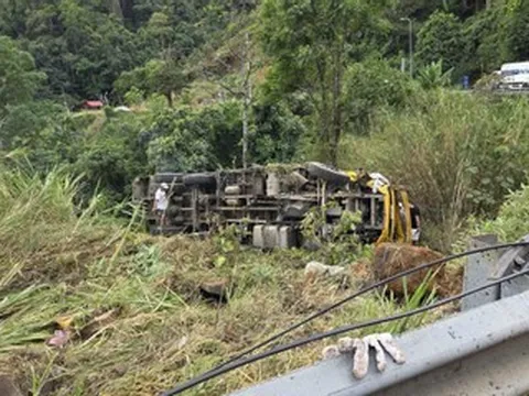 Xe tải lao xuống vực trên đèo Bảo Lộc, tài xế tử vong