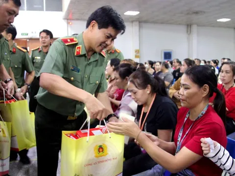 Công an Đồng Nai chúc Tết, tặng quà cho công nhân Pouchen