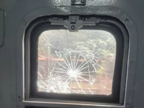 Con ném đá vào tàu khách ở Đồng Nai, mẹ phải đền bù thiệt hại