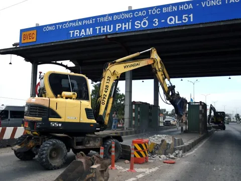 TP.HCM bắt đầu tháo dỡ trạm thu phí T3 trên quốc lộ 51
