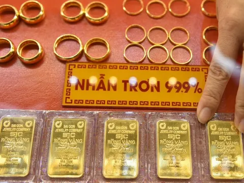 Giá vàng thế giới tăng mạnh, vượt 4.900 USD/ounce