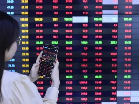 VN-Index thủng mốc 1.800 điểm, loạt cổ phiếu thép vẫn 'thăng hoa'