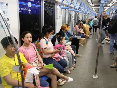 Metro số 1 chạy xuyên Tết Bính Ngọ, miễn phí vé 2 ngày cao điểm