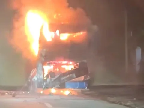 Xe khách biển số TPHCM chở 9 người bốc cháy ngùn ngụt trên đường tránh