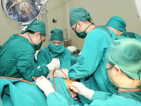 Hà Nội thu hút bác sĩ giỏi: Hỗ trợ một lần bằng 1.000 lần mức lương tối thiểu, miễn học phí cho con