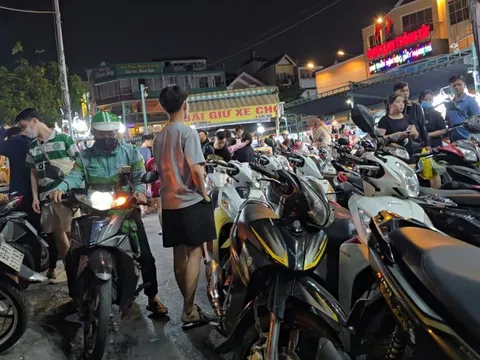 'Cát cứ' vỉa hè, lòng đường trước chợ Hạnh Thông Tây giữ xe trái phép