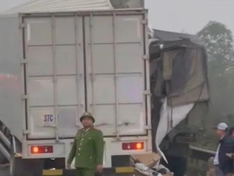 Thùng xe bị xé toạc sau cú va chạm với ô tô tải trên cao tốc