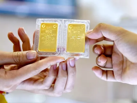 Giá vàng thế giới ‘giằng co’ quanh ngưỡng 5.050 USD/ounce, giá bạc tăng vững