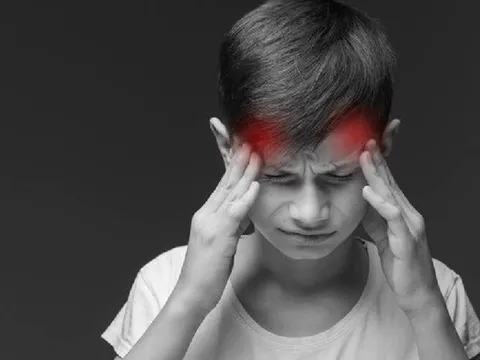 Đi chơi cầu lông về, bé trai 10 tuổi đột quỵ