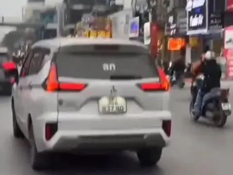 Xác minh ô tô có bảng đèn LED hiện dòng chữ xúc phạm công an