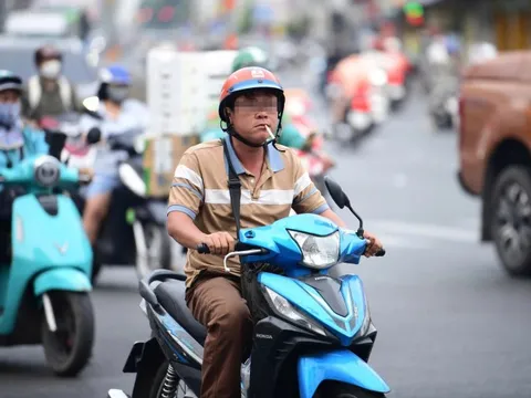 Hơn 10 năm có luật, khói thuốc vẫn len lỏi nhiều nơi, nên cấm luôn hút thuốc khi chạy xe trên đường?