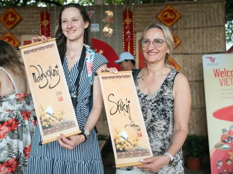 Khách Tây 'ồ, à' trải nghiệm Tết miền Tây