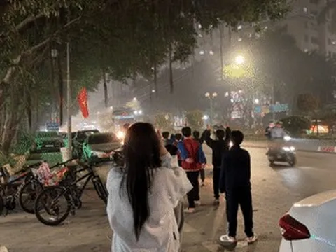 Nhóm trẻ em bắt chước 'chích kèn', ra đường nhảy múa theo tiếng còi xe tải ở Hà Nội