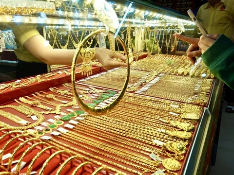 Phiên cuối tuần, giá vàng và bạc đều bật tăng mạnh