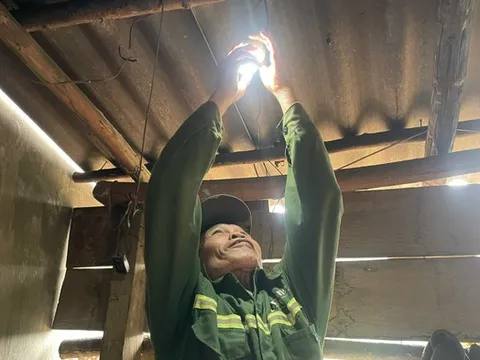 Sau nhiều năm chờ đợi, 50 hộ dân bản Ó sắp có điện lưới trước Tết
