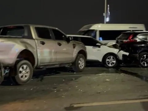 5 ô tô đâm liên hoàn trên cầu Nhật Tân