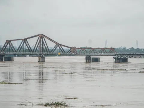 Một nhịp cầu Long Biên gặp sự cố, ngành đường sắt tạm dừng chạy tàu qua cầu