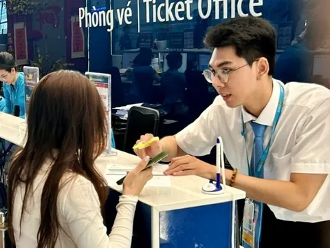 Tăng chuyến, vé máy bay Tết vẫn 'căng'