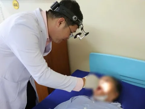 Xương cá ăn sâu vào cơ cằm bà cụ 77 tuổi, phải chụp CT mới phát hiện