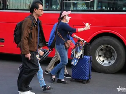 Lỉnh kỉnh đồ đạc, người dân chen chân rời TPHCM về quê đón Tết sớm