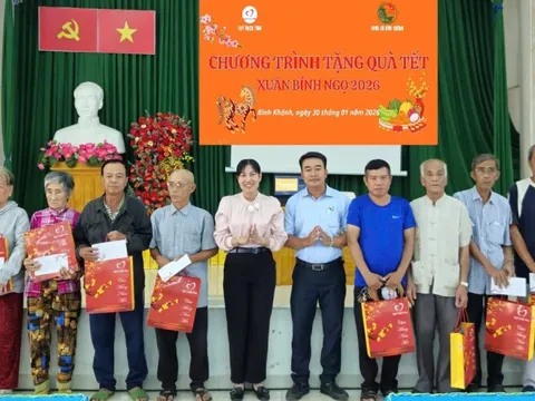 Báo Tuổi Trẻ và xã Bình Khánh trao 80 phần quà Tết cho các hộ dân khó khăn