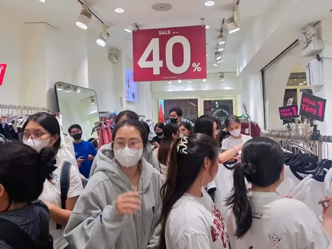 Chen chân đến nửa đêm để sắm đồ diện Tết tại TP.HCM