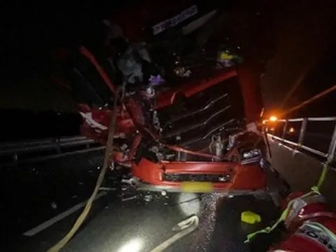 4 ô tô tông liên hoàn trên cao tốc, giao thông ùn tắc kéo dài