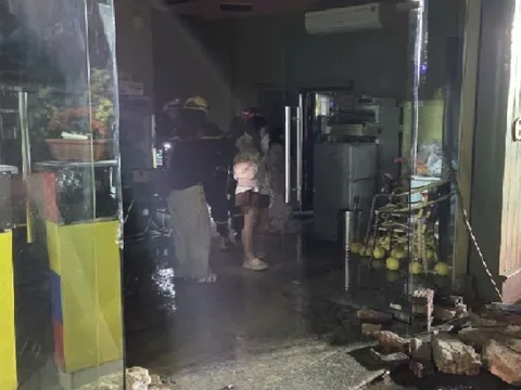 Cháy nhà 5 tầng kinh doanh cà phê ca nhạc, 15 người được cứu thoát