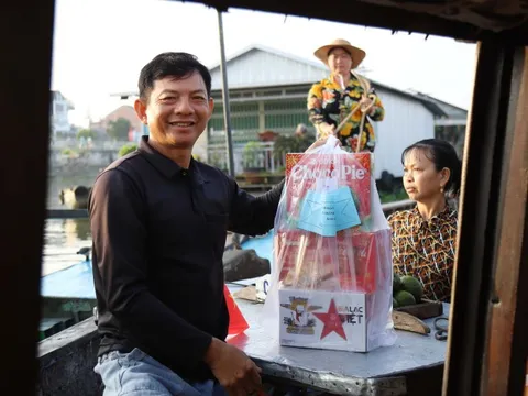 Tờ mờ sáng, thương hồ chợ nổi Cái Răng bất ngờ nhận quà Tết của thành phố