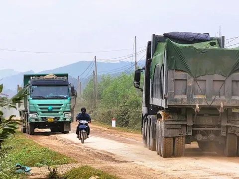Công an Thanh Hóa phản hồi thông tin tỉnh lộ oằn mình "cõng" xe tải trọng lớn