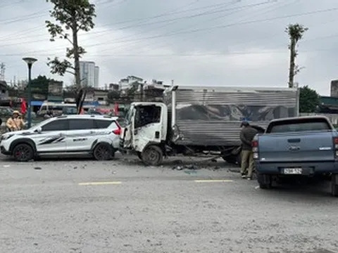 Xe bán tải rụng bánh trước sau cú va chạm mạnh trên đường ở Hà Nội