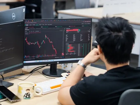 VN-Index 'đỏ lòng', loạt cổ phiếu vốn hóa lớn sàn trắng bên mua