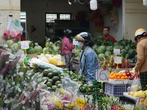 Ngày ông Công ông Táo: Người mua thắt chặt chi tiêu, tiểu thương bán “lấy công làm lãi”