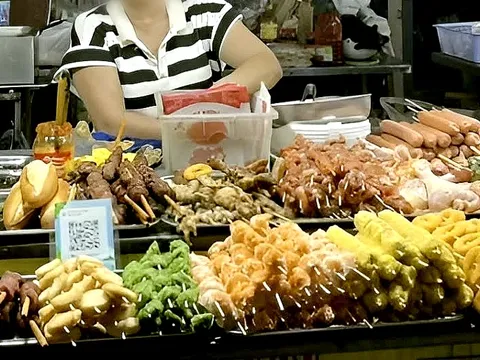 Không dùng găng tay khi tiếp xúc trực tiếp thực phẩm chín, chủ quán có thể bị phạt đến 1 triệu đồng