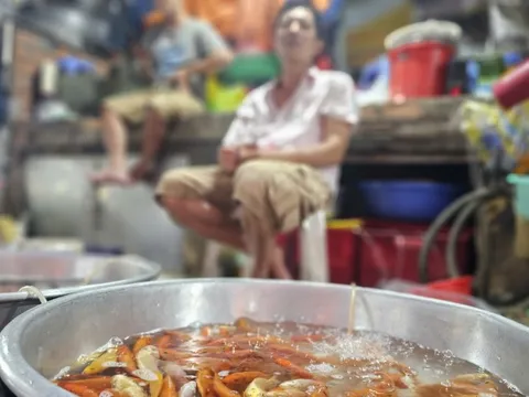 Chợ đồ cúng ông Công ông Táo trầm lắng, tiểu thương ngóng khách tới giờ chót