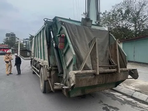 Hà Nội: Để chất bẩn che lấp biển số nhiều ngày, tài xế xe rác bị phạt 23 triệu đồng