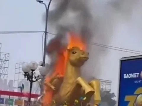 VIDEO: Linh vật ngựa bất ngờ bốc cháy tại quảng trường đông người