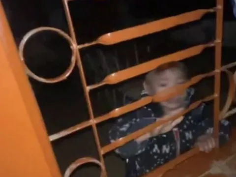 Xôn xao video học sinh lớp 1 bị cô giáo bỏ quên trong lớp học khóa cửa