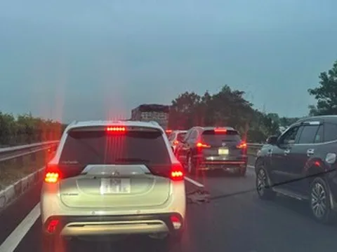 Dòng ô tô ùn tắc kéo dài trên cao tốc TPHCM - Phan Thiết từ sáng sớm